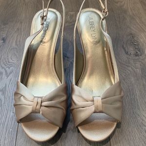 Aubrey Lynn Womens 9.5 Champagne Sandals w. Heels